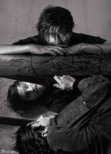 组图：赫德兰颓废造型登封面  黑白大片显魅力