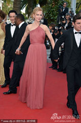 组图：妮可戛纳走秀风情露背 真空激凸艳光四射