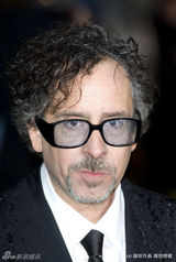 幻灯图：《爱丽丝》英国首映 海瑟薇秀雪白凝肌