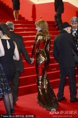 组图：凯莉-米洛金色裹身长裙走红毯霸气足