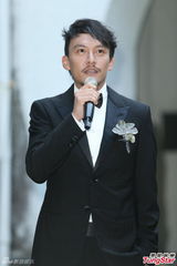 组图：张震大婚献吻娇妻 亲手为新娘提裙摆