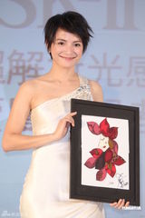 组图：李心洁白色礼服亮相结婚2年开启造人大计