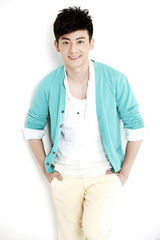 组图：是安时尚写真天蓝外衫展现阳光型男风范