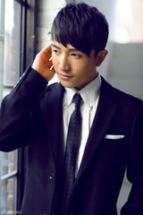 组图：许诺造型多变 白领造型为电影宣传预热