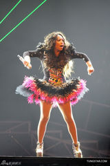 组图：张惠妹台北热力开唱 羽毛装惊艳大秀爵士鼓