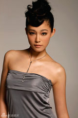 组图：于娜写真展露大模风范 迷人魅力随性释放