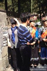 组图：宋祖英与帅气弟弟合影曝光 姐弟神似