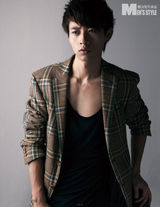 幻灯组图：魏晨半熟登男刊 表情僵硬无惧整形传闻