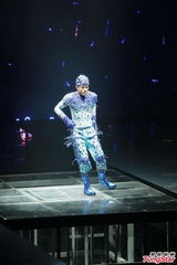 组图：熊黛林助阵郭富城 手持荧光棒当粉丝