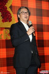 组图：黄小柔出嫁盼造人 穿低胸婚纱挽老公亮相