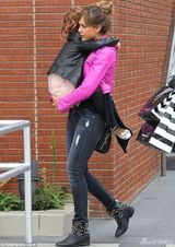 组图：阿尔芭与女儿亲子装现身 囧娃摇滚范抢镜