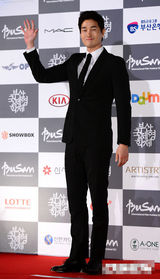 组图：刘智泰亮相釜山闭幕 帅气招手露迷人微笑