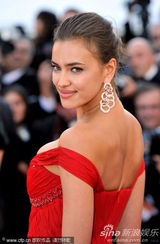 组图：C罗超模女友戛纳走秀展玉腿深沟