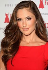 高清组图：敏卡-凯利红裙亮相纽约时装周慈善秀