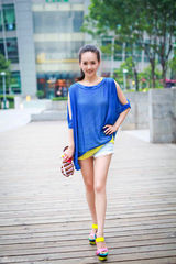 组图：张定涵街拍化身蓝精灵 俏御姐变可爱嫩萝莉