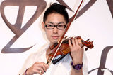 组图：吴建豪优雅演奏小提琴 言承旭低调登台献花