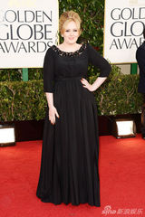 组图：阿黛尔冷艳登时尚杂志 经典黑色礼服盘点