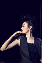 组图：郭晓婷曝光另类圣诞写真 纯黑造型性感