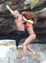 组图：辣妹MelB火红比基尼度假 遭老公猥琐抓奶