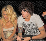 组图：帕梅拉爆乳 斜倚儿子怀中陶醉万分