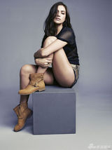 组图：C罗女友伊莉娜时尚写真 露香肩大秀美腿