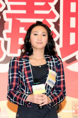 组图：钟嘉欣亮相抗毒行动 美少女厨神现身呼吁