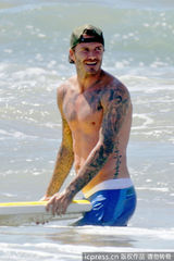 组图：小贝带三子海边冲浪 布鲁克林个头赶老爸