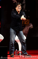 组图：苏志燮金东俊携主创新片活动与粉丝亲密接触