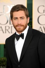 高清图：杰克-吉伦哈尔帅气现身 黑色西装略显老成