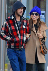 组图：瑞恩-高斯林与女友门德斯惬意散步