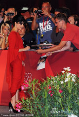 组图：《黑马》首映 布莱尔带初生儿子走红毯