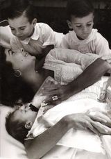 组图：盘点伊丽莎白-泰勒与儿女温馨合影