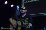 幻灯：毛衣哥助阵民谣在路上 武汉乐迷齐唱织毛衣