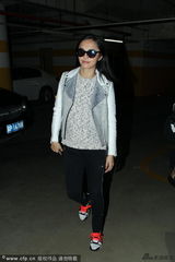 组图：姚晨穿平底鞋现身影院尽显孕相