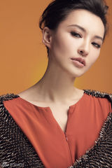 组图：莫小棋登时尚杂志封面化身暗夜精灵