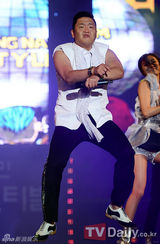 组图：鸟叔Psy再度现身 参加《平泽音乐庆典》