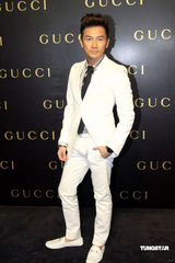 幻灯组图：阮经天苏有朋斗帅 “阔太”黄奕包裹严实