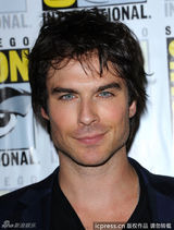 组图：妮娜领衔《吸血鬼日记》剧组亮相动漫展