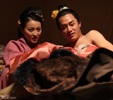 高清图：《水浒》寒冷中热拍 西门庆潘金莲相拥取暖