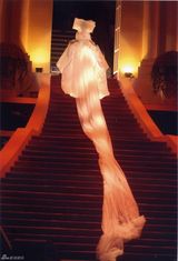 策划：回顾梅艳芳经典舞台 百变造型成传奇