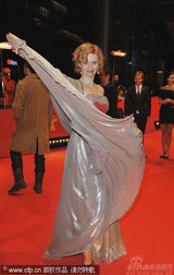 幻灯：《一个好人》首映人多势众 男女星热吻抢镜