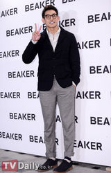 组图：崔始源韩佳人少女时代等亮相产品派对