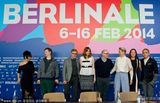 组图：柏林电影节众评委合影 梁朝伟微笑现身