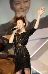 幻灯图集：巩新亮穿奢华皮草亮相 身材凹凸有致