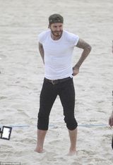 组图：小贝沙滩赤脚秀球技 与女粉丝亲密合影