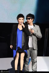 组图：黄小琥萧煌奇香港开唱 叶德娴等众星捧场