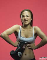 组图：郑秀文破天荒展性感 挺好友演绎主题曲MV