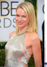 组图：娜奥米沃茨简洁金裙 腋下镂空春光迷人