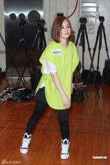 组图：阿娇为演唱会独自练舞 小学老师现身加油