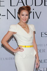 组图：李玟代言护肤品 李美凤结婚多年感情甜蜜